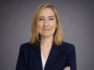 20260122-retrato-plano-medio-brazos-cruzados Retrato plano medio de brazos cruzados